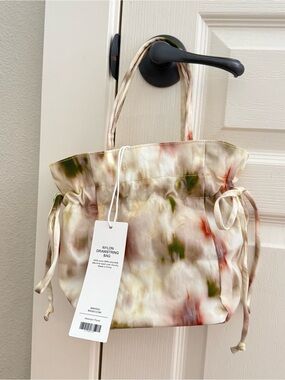 NWT Baggu Nylon Drawstring Bag - Abstract
Floral